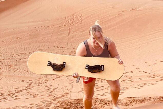 sand boardiin desert ng